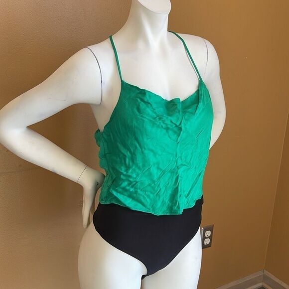 Zara Cropped flowy green satin tank top with open back - Picture 4 of 10